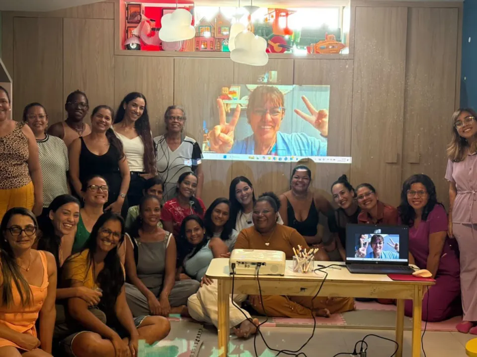 Equipe da Clinfono reunida em encontro no espaço da clínica